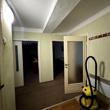 Здається 3-х кімнатна квартира на тривалий термін можна і студентам