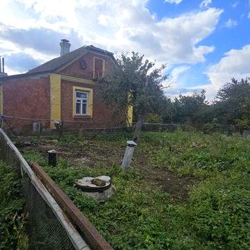 Продаж будинку з фасадною ділянкою в місті !