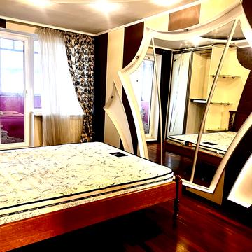 Оболонська пл. (Дружби Народів СРСР), 1