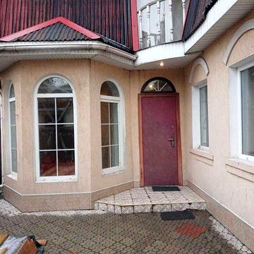 Здається двоповерховий будинок на Зеленій.