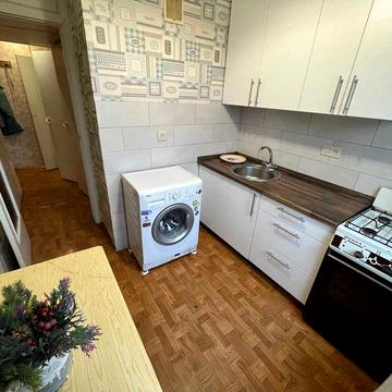 Березняківська , 16. Здаємо 2-х кім окрему квартиру. Вільна.