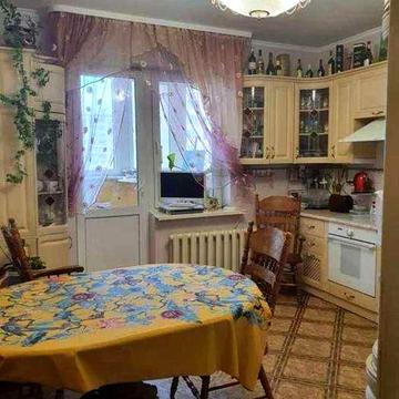 Продається велика 2-к квартира, вул. Олександри Екстер, 9 (Цвєтаєвої)