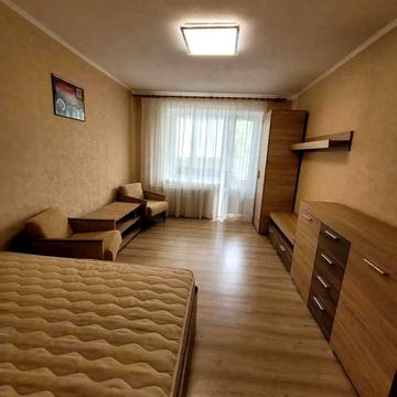 Стадіонна вул., 6