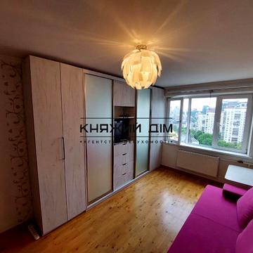 Стадіонна вул., 14