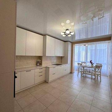 Велика простора Євро 4-х кімнатна квартира з гардеробною! Біля школи!