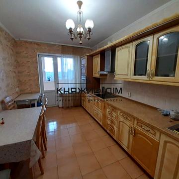 Анни Ахматової вул., 31