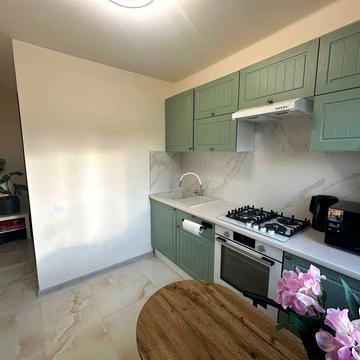 Продам затишну 3-квартиру по вулиці Новогоспітальна 5 А