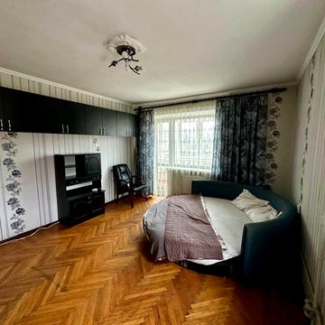 Варшавська вул., 33