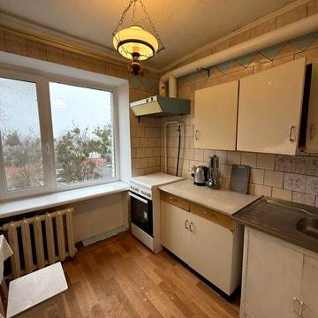 Двокімната, укомплектована, поруч центр