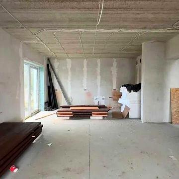 Продаж будинку із чорновим ремонтом та власною земельною ділянкою.