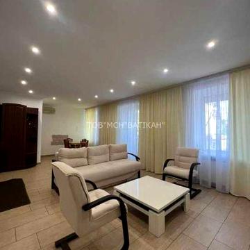 Продаж трикімнатної квартири з авторським ремонтом у центрі міста