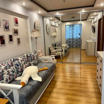 Менахем-Мендл Шнеєрсона вул. (Мініна), 5