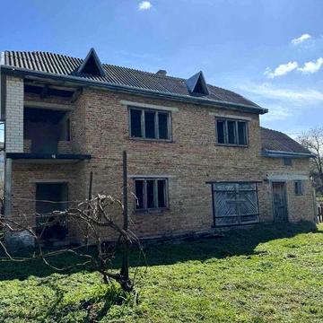 Земельна ділянка з будинком