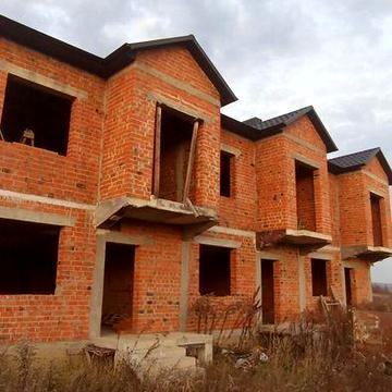 Сучасні таунхауси на околиці міста