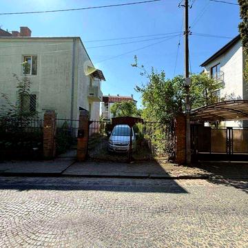 Продається 1/2 будинку з ділянкою в мальовничому районі Львова!