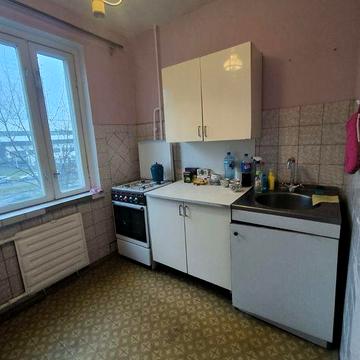 Продам двокімнатну квартиру. Метро поруч з будинком.