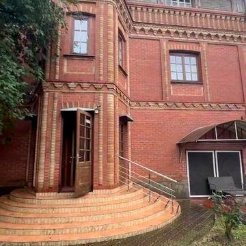 Сдам дом 8 комнат 500 м с подвалом, сауна,гараж, можно с животными!