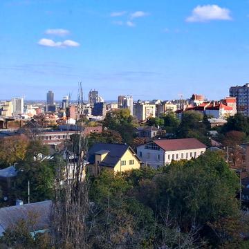 У продажу кваритра з чудовим краєвидом у тихому центрі міста