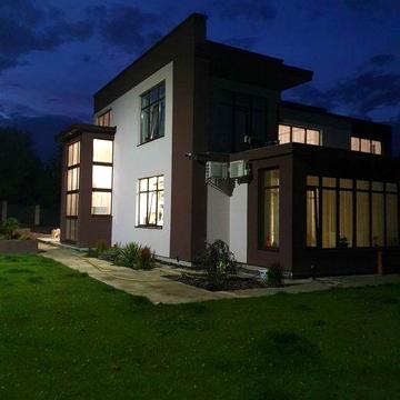 Новий будинок майже в центрі