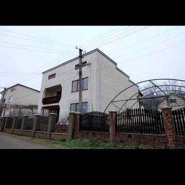 Продається будинок в центрі міста