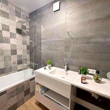 Євро 2к квартира з новим ремонтом, меблями та технікою.Газ. Податки 2%