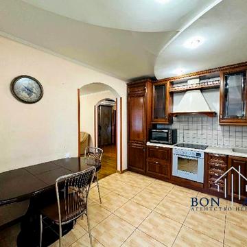 Анни Ахматової вул., 43