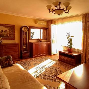 Тополина вул., 18