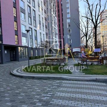 Без комісії. Простора євродвушка з мінімальним оформленням .