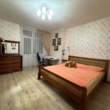 Анни Ахматової вул., 22