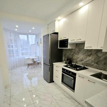 Молодіжна вул., 11