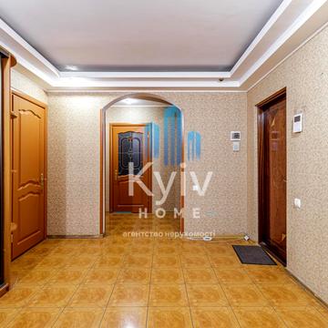 Анни Ахматової вул., 43