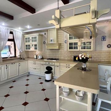 Уютный дом в кооперативе с бассейном