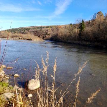 Продається будинок під ремони в гарном місті річка, карпати гори гарни