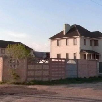 Продам Будинок з гарною квадратною ділянкою