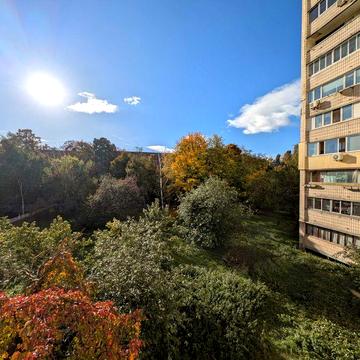 Продається трикімнатна в чотирнадцятиповерховому будинку.