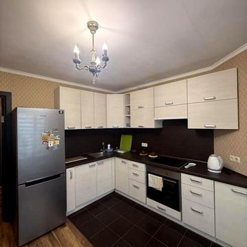 Пілотська вул., 8