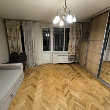 Мілютенка вул., 3