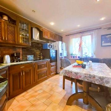 Простора 3-кімнатна квартира 85 м² вул. Урлівська 9