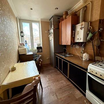 Продам 2 комнатную сталинку 2/5