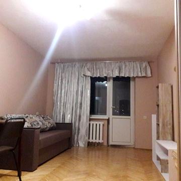 Сваіжа повноцінна однокімнатна квартира в цегляному будинку поруч метр