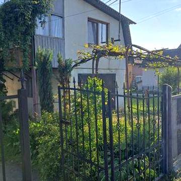 Продається квартира з прибудовою  та огородженою територією