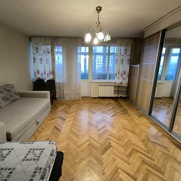 Мілютенка вул., 3