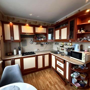 Трикімнатна квартира біля парку Письменників! Мінім.оформлення!