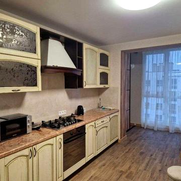 Сдам в центре сталинка с ремонтом,закрітій двор.