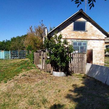 Дом в селе возле реки