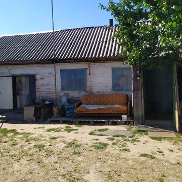 Дом в селе возле реки