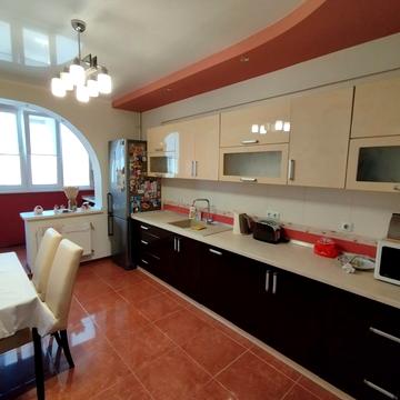 Академіка Сахарова вул., 36