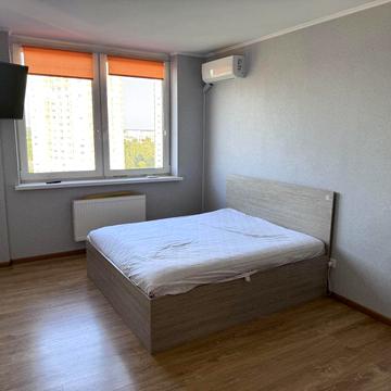 Юрія Поправки вул. (Миколи Лебедєва), 14