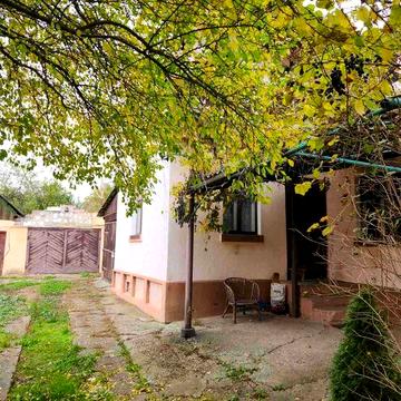 Будинок з земельною ділянкою