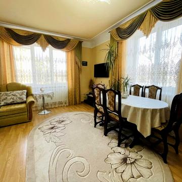 Миколи Зерова вул., 11